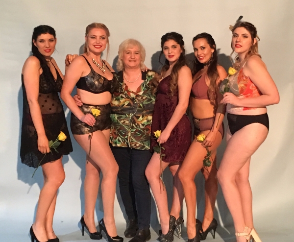grupo de mujeres en lenceria